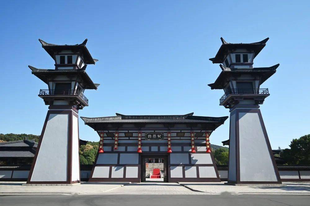 建筑魅力作为仿汉代风格的古建当初为拍摄94版《三国演义》而建造吴王