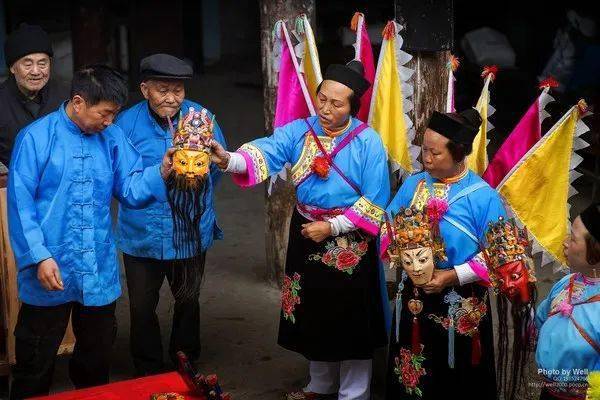 于妇女它是屯堡中的一抹蓝其经典的蓝色一点也不过时宽袍大袖小立领