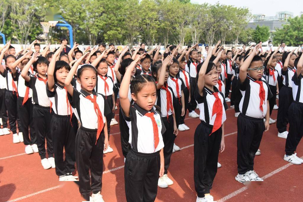 小学生敬礼姿势升旗图片