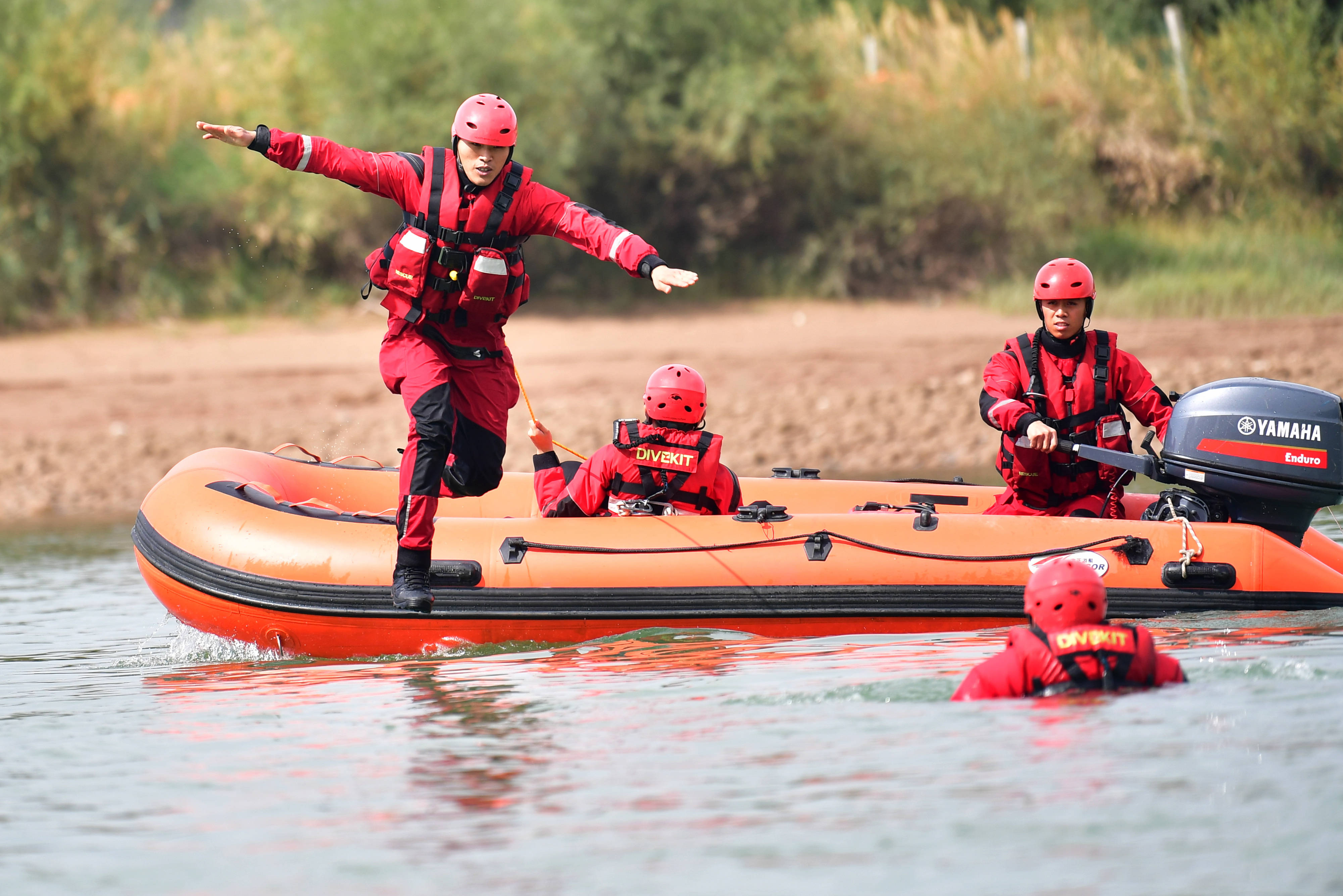 甘肃永靖:"水上尖兵"保障节日出行安全