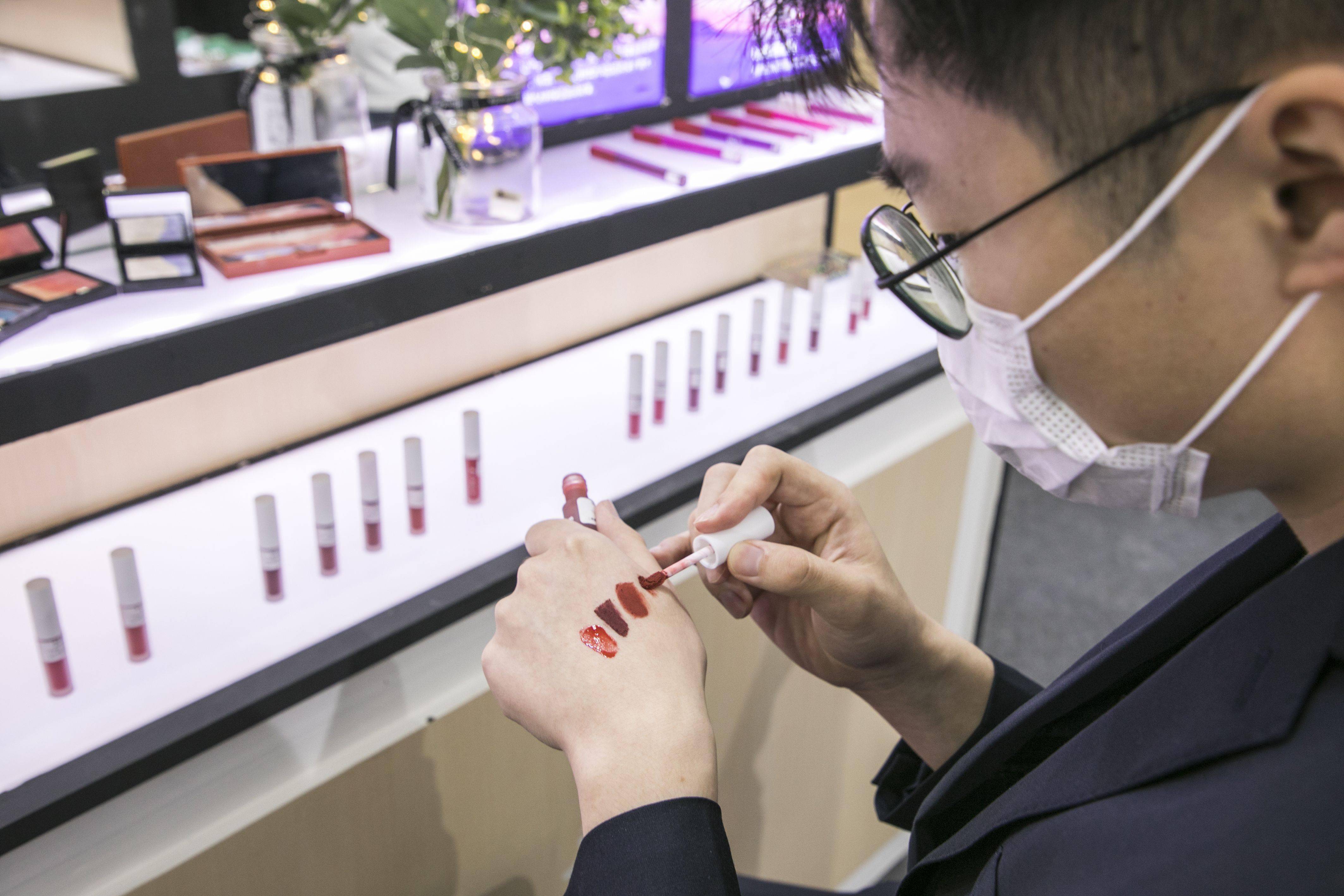 逸仙借势互联网崛起的国潮彩妆，线下开店才是最终归宿？