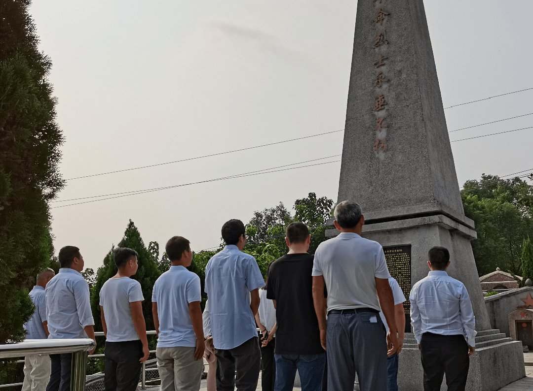 今天鲜花祭先烈更合镇开展烈士纪念日公祭活动