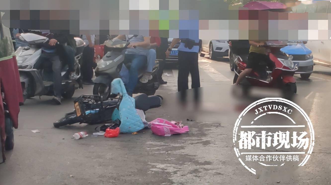 小学门口发生车祸女司机油门当刹车有孩子被卷入车底