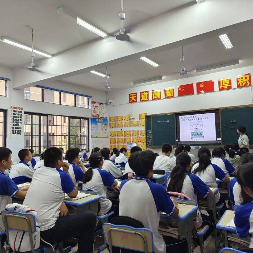 宁乡市教育研究中心深入宁乡一中滨江中学开展教育教学视导