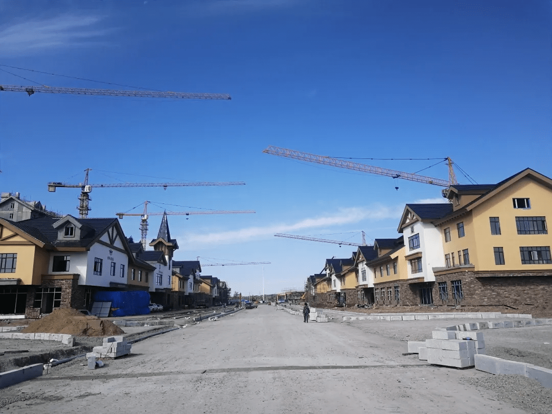 查干湖生态小镇新社区住宅楼进入外墙保温施工
