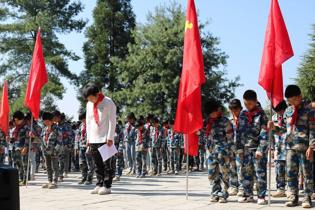 大方县东关乡将军山小学烈士纪念日向英雄烈士敬献花篮