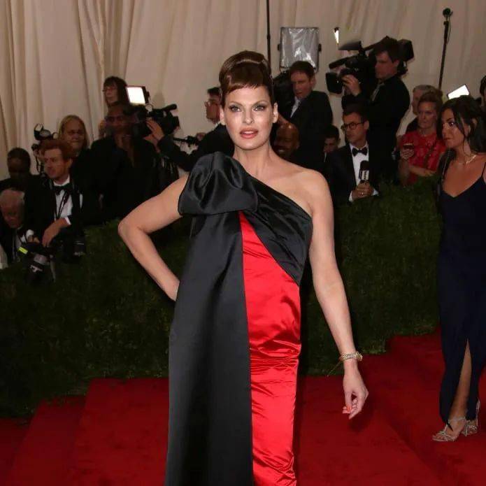 如今人到中年的她早已隐退多年,然而这两天,欧美媒体报道琳达女神一个