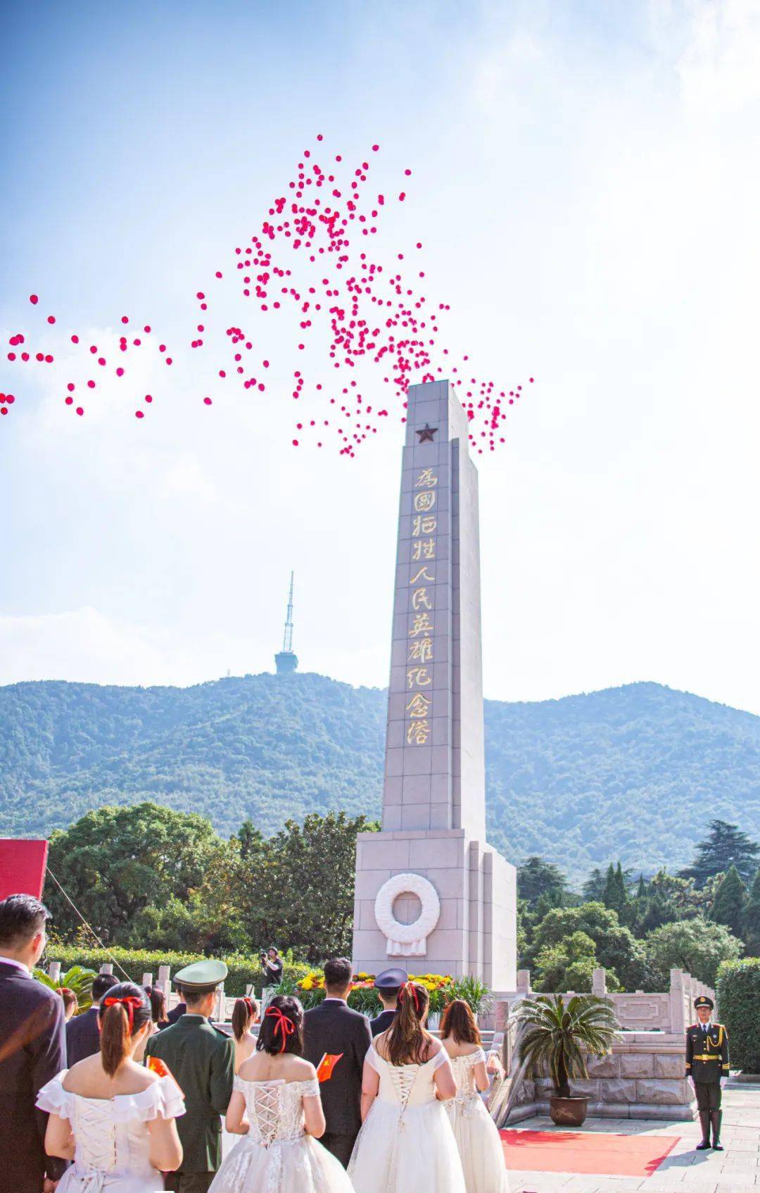 今天无锡32对新婚夫妇向革命烈士献花