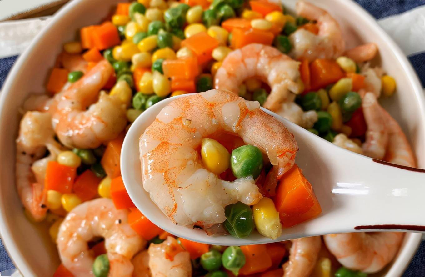 青豆炒虾仁的做法:这个豆子就是青豆,不少朋友也喜欢叫它豌豆,麦豆