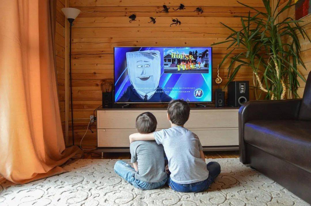 孩子在家看电视图片