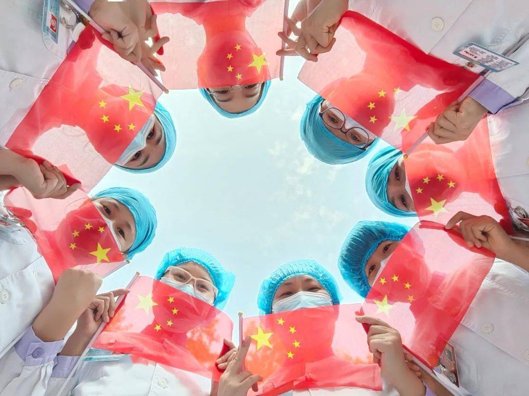 刷屏我和国旗合张影