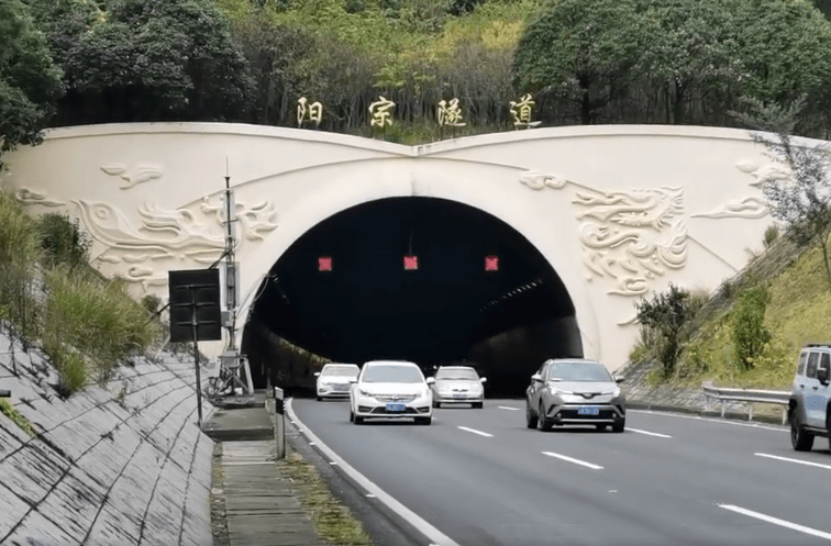 楚大高速梅家山隧道图片