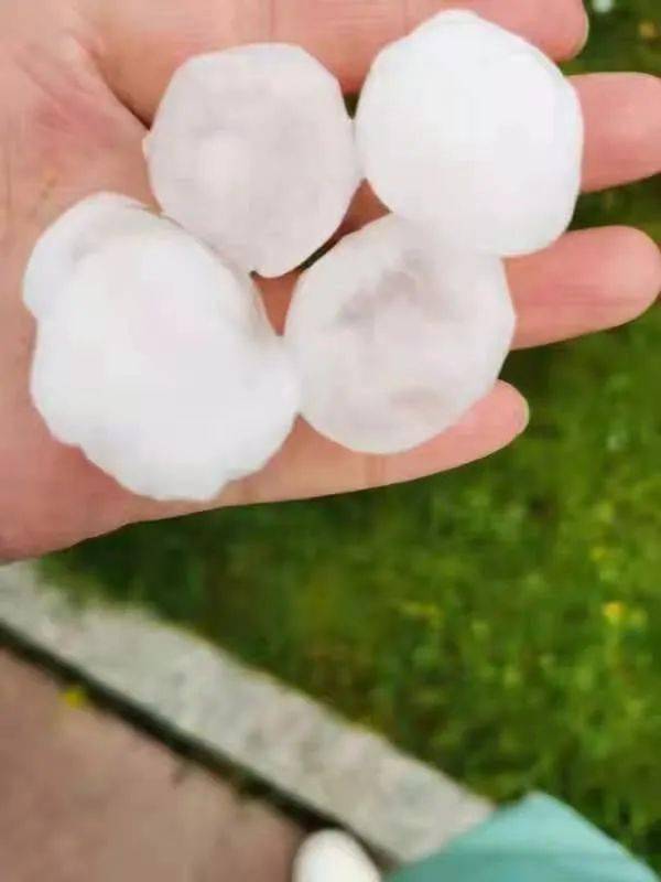 威海突降冰雹,大如鸡蛋,车玻璃被砸裂,果农损失严重