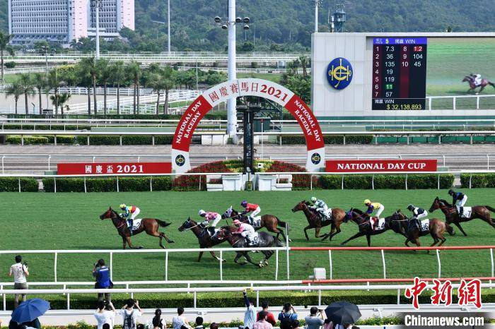 香港赛马会国庆赛马日赛事骑师与马匹力争佳绩