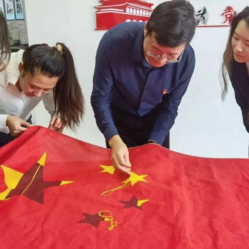 绣出了美丽鲜艳,布局准确的五星红旗