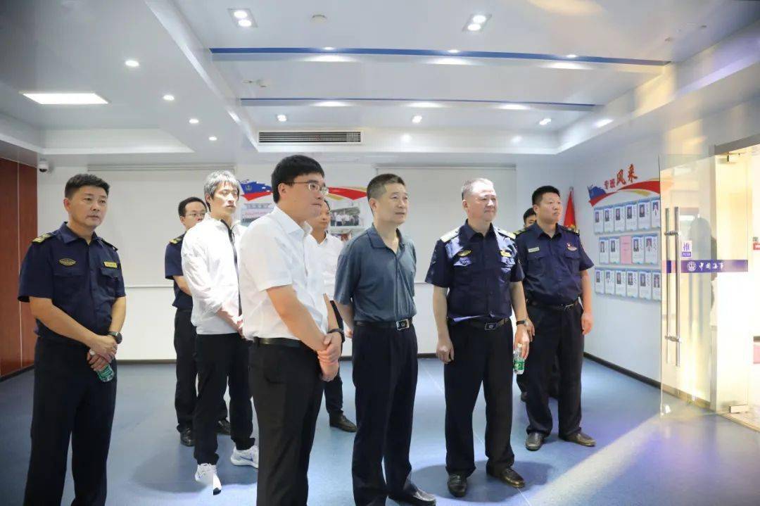 国庆首日江苏海事局副局长王秀峰到海太过江通道勘察一线检查指导工作