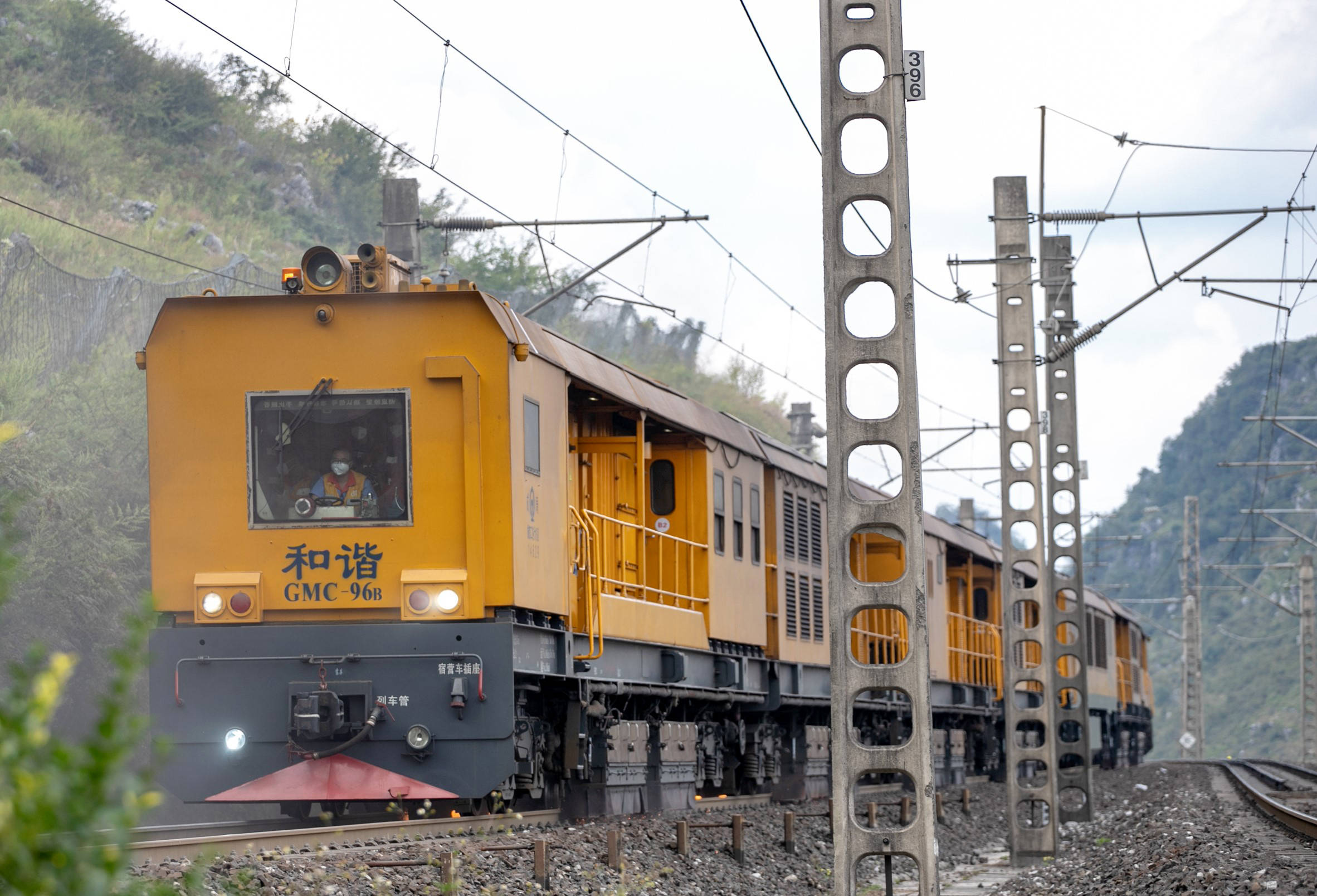 沪昆线集中修线路打磨作业在集中修中该段多专业通力合作,采取大天窗