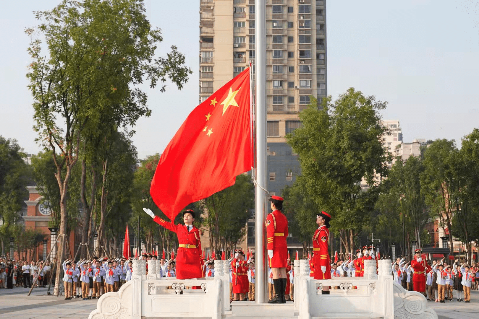 北碚区举行2021年国庆节升国旗活动 千余市民共祝祖国72周年华诞