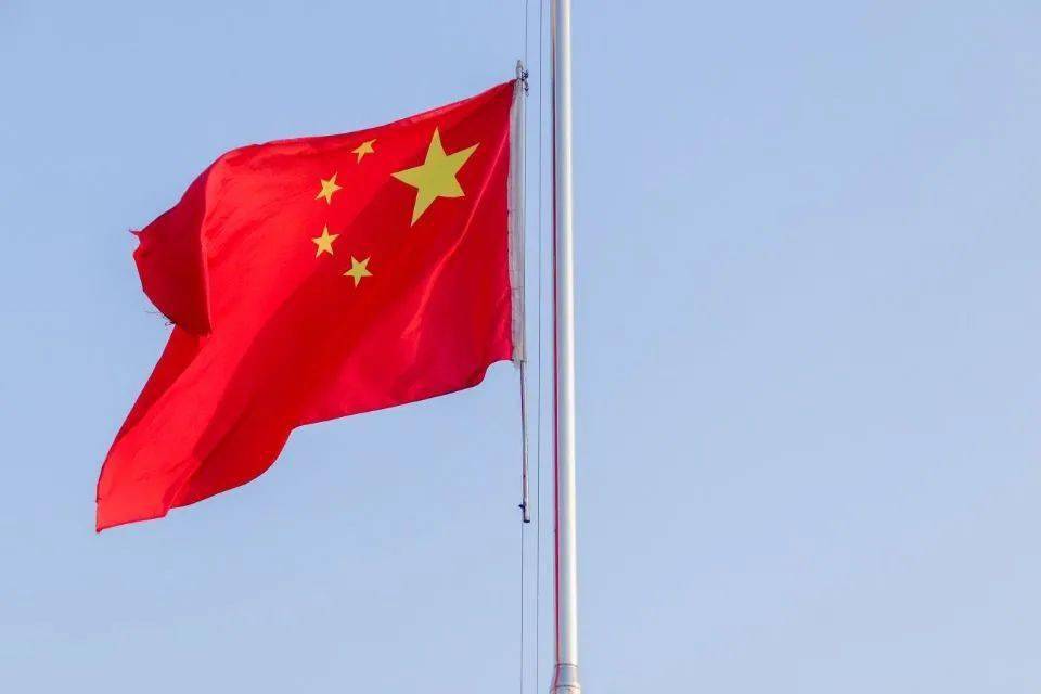 炽烈红旗的决心走出了守护那一抹走出了自信和坚定步伐铿锵有力动作