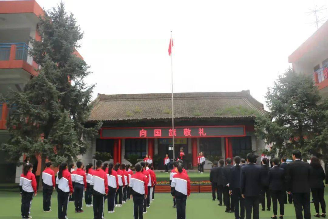 城關小學通過升國旗,奏國歌,激發學生的愛國情感.