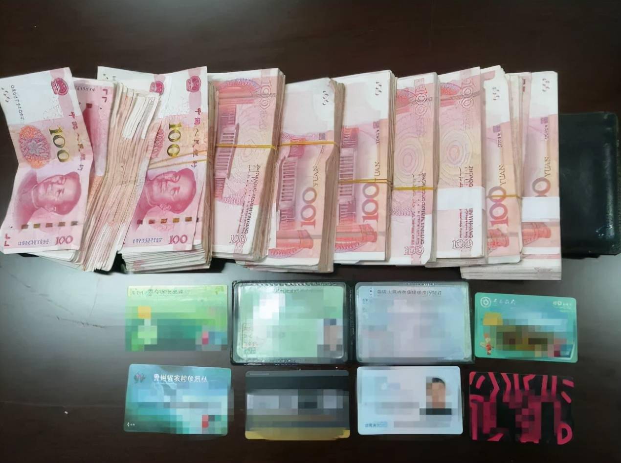 高中生回家过节包里竟然多了八万元钱父亲赶紧带他报警