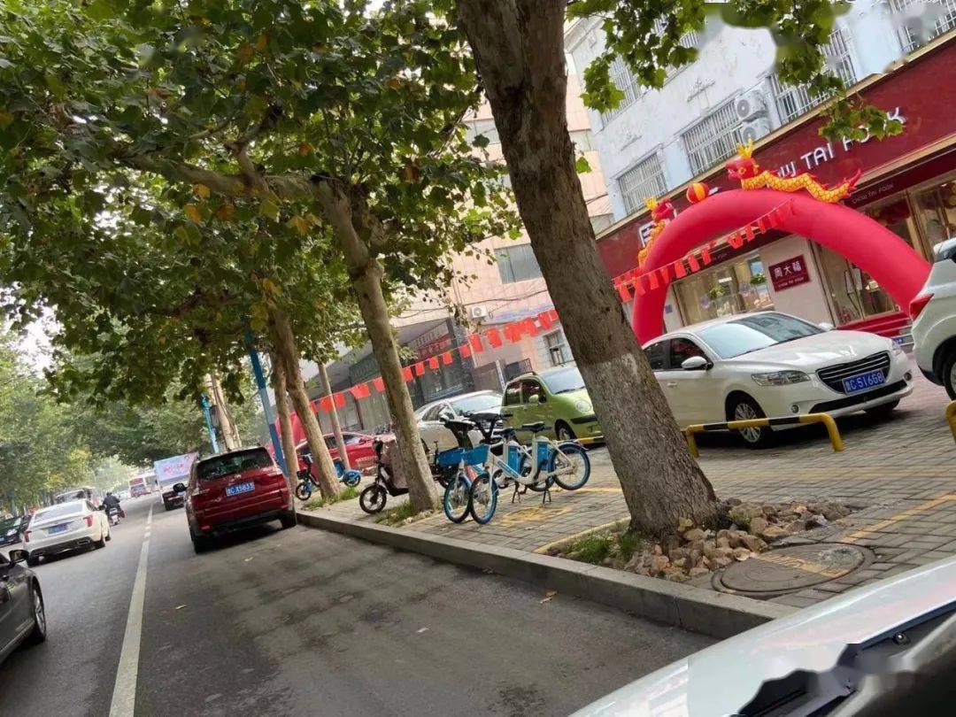 五星红旗飘荡在沂源的大街小巷