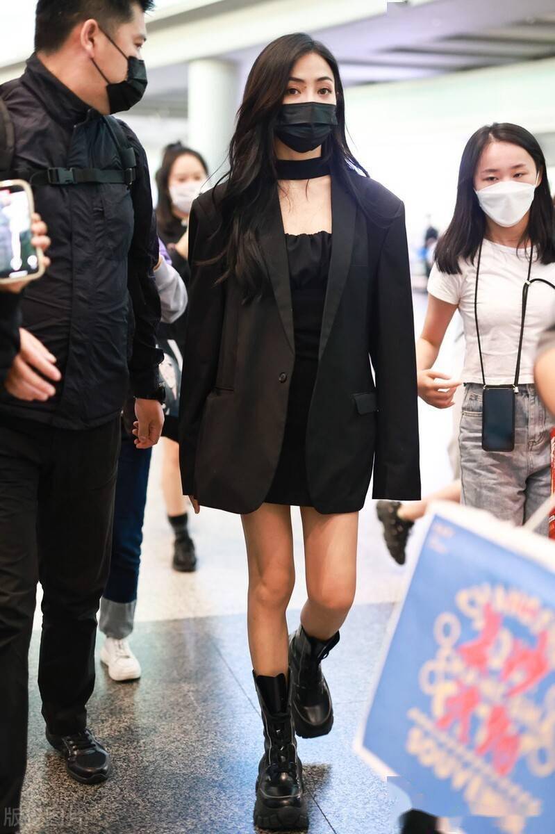 2021年10月1日,长沙,谢可寅现身机场.