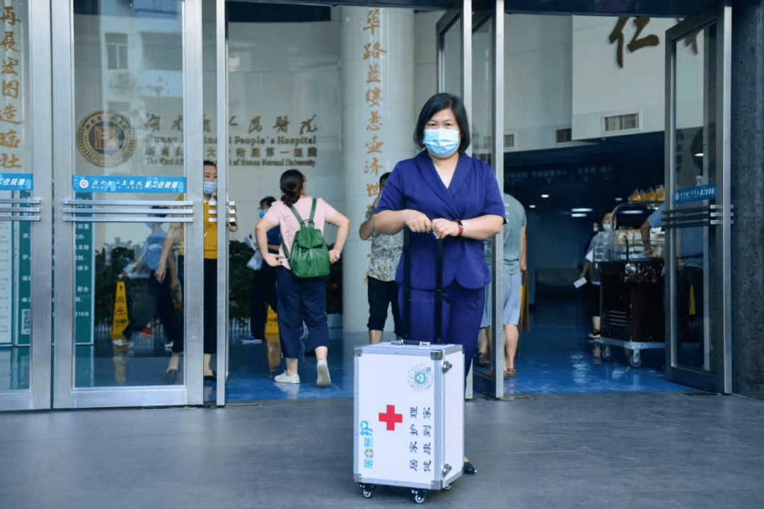 吴秀娟和她特质的大号出诊箱 受访者供图