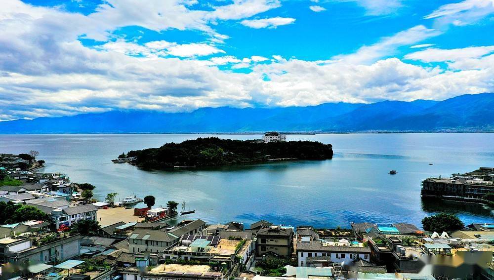 空中鸟瞰美丽的大理洱海双廊镇