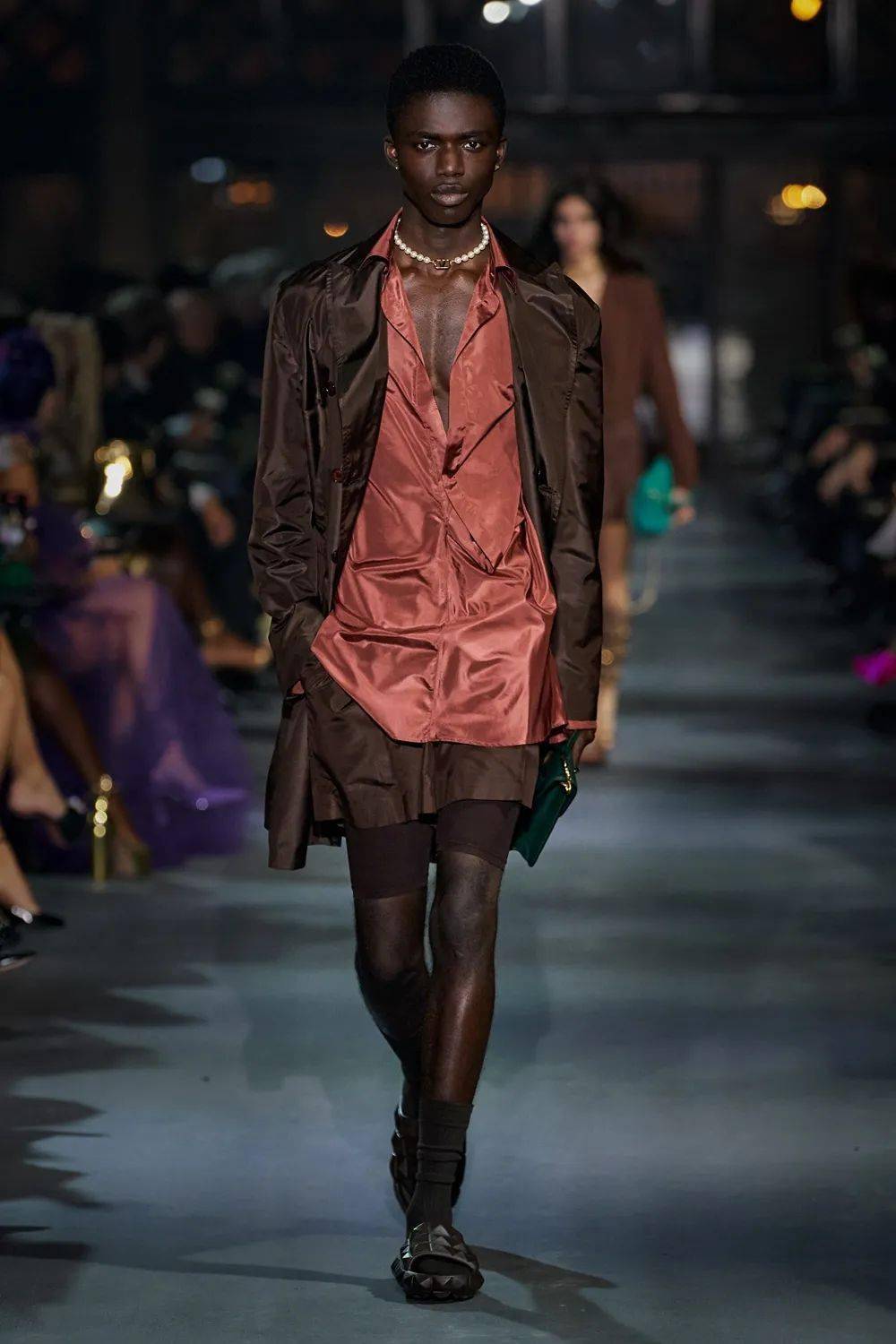 廓形 Valentino 2022 春季系列发布，刺绣、蕾丝、印花…… 尽显高级！