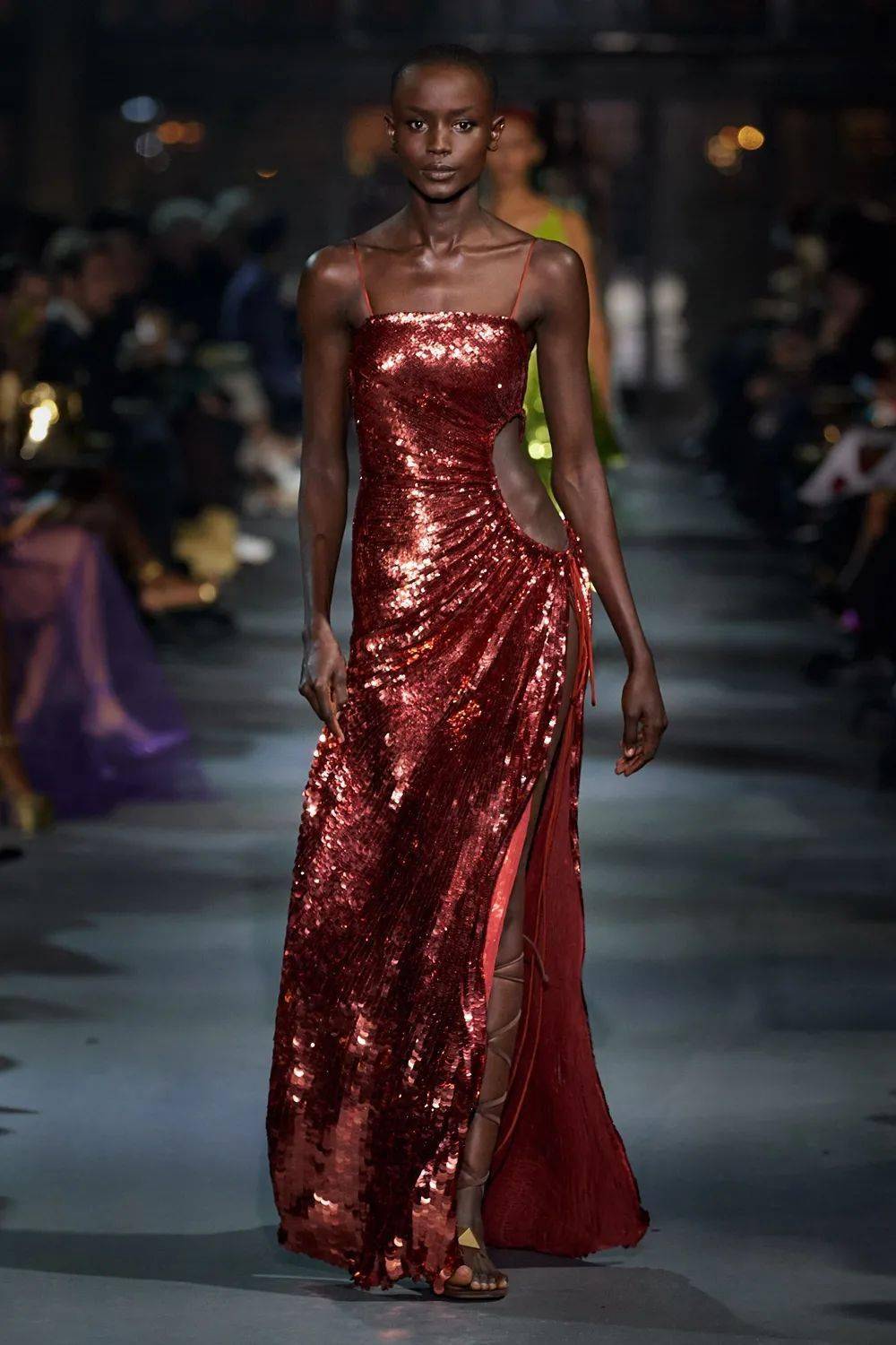 廓形 Valentino 2022 春季系列发布，刺绣、蕾丝、印花…… 尽显高级！