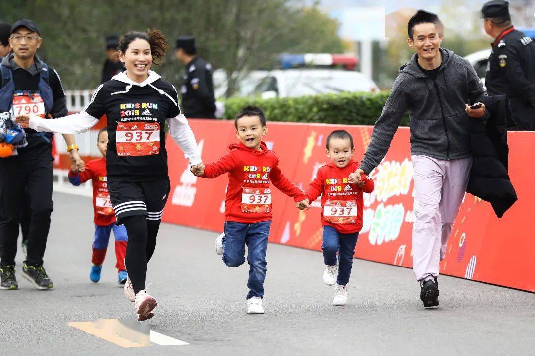 童心起跑报名开启北京马拉松阿迪达斯亲子跑将于10月30日830欢乐开赛