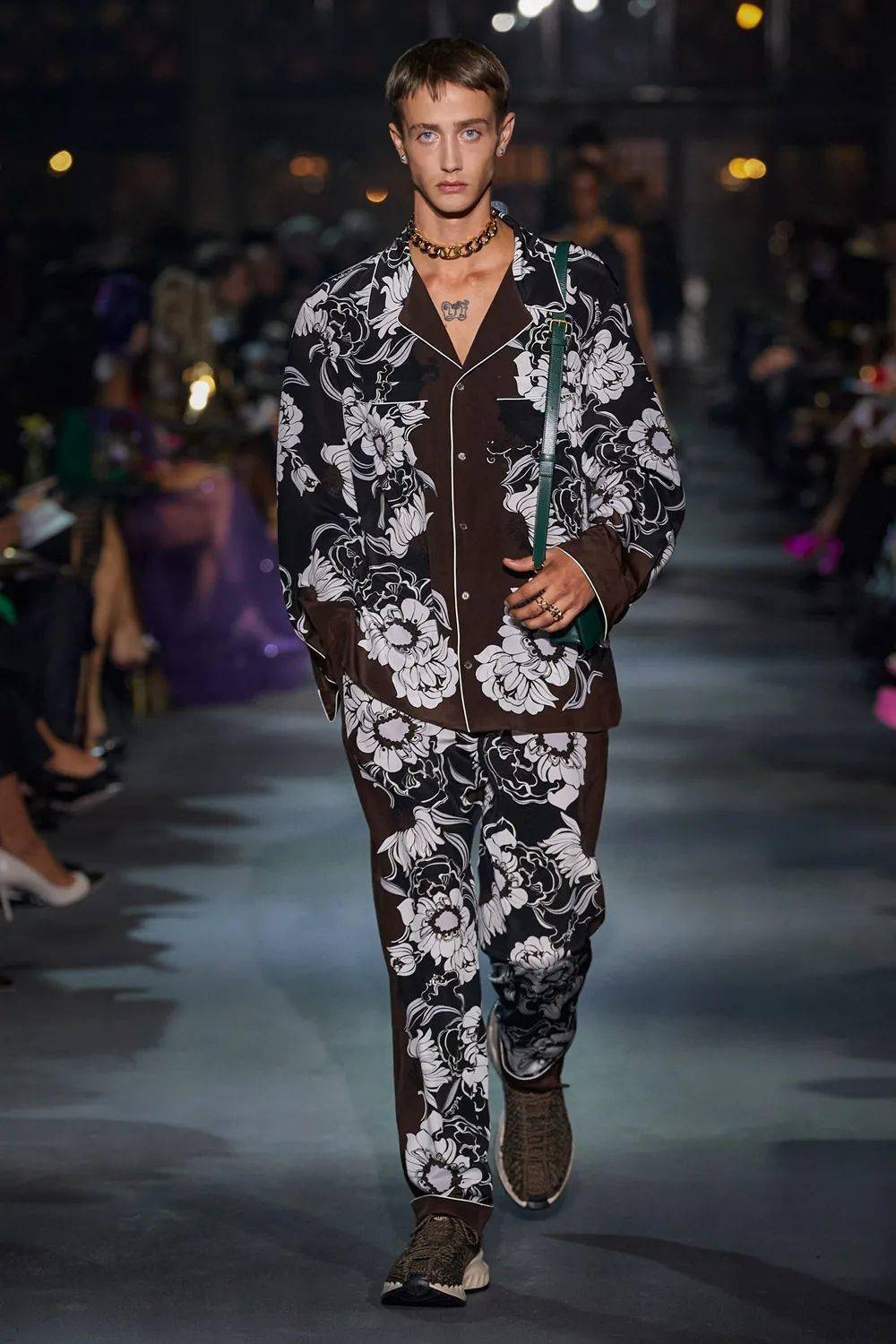 廓形 Valentino 2022 春季系列发布，刺绣、蕾丝、印花…… 尽显高级！