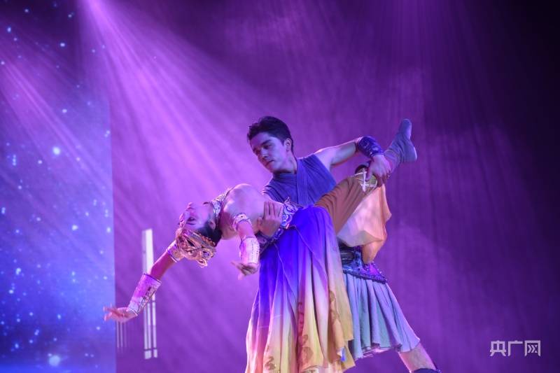 大型歌舞剧《爱在达瓦昆》在岳普湖县首映