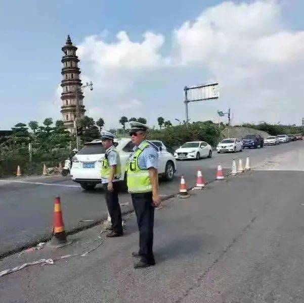 护航国庆，合浦交警全力以赴疏堵保畅护安全！_交通管理大队