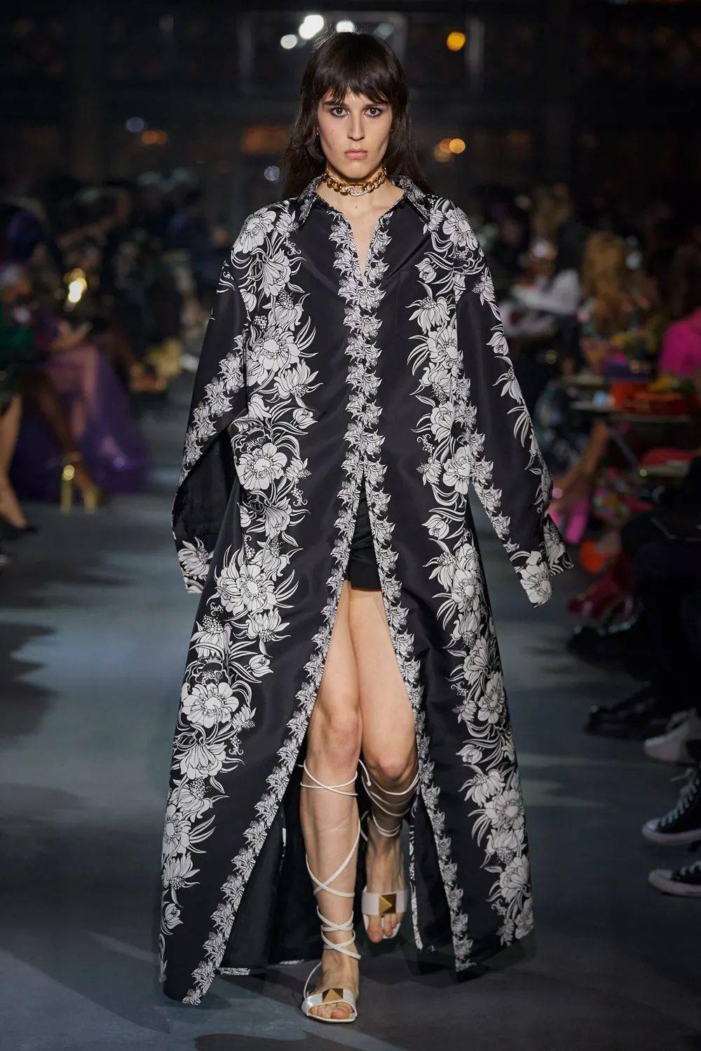 廓形 Valentino 2022 春季系列发布，刺绣、蕾丝、印花…… 尽显高级！