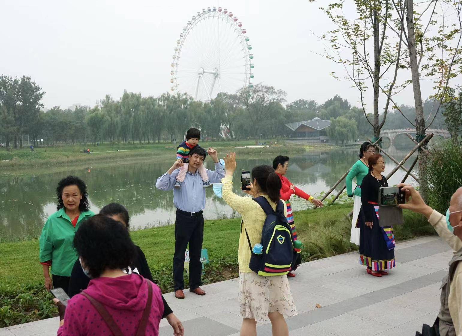 运营方|此前被践踏草坪已复原，龙潭中湖公园将另设轿厢景观