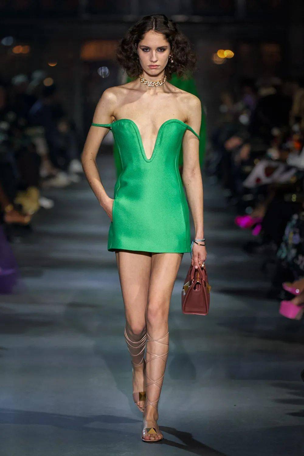 廓形 Valentino 2022 春季系列发布，刺绣、蕾丝、印花…… 尽显高级！