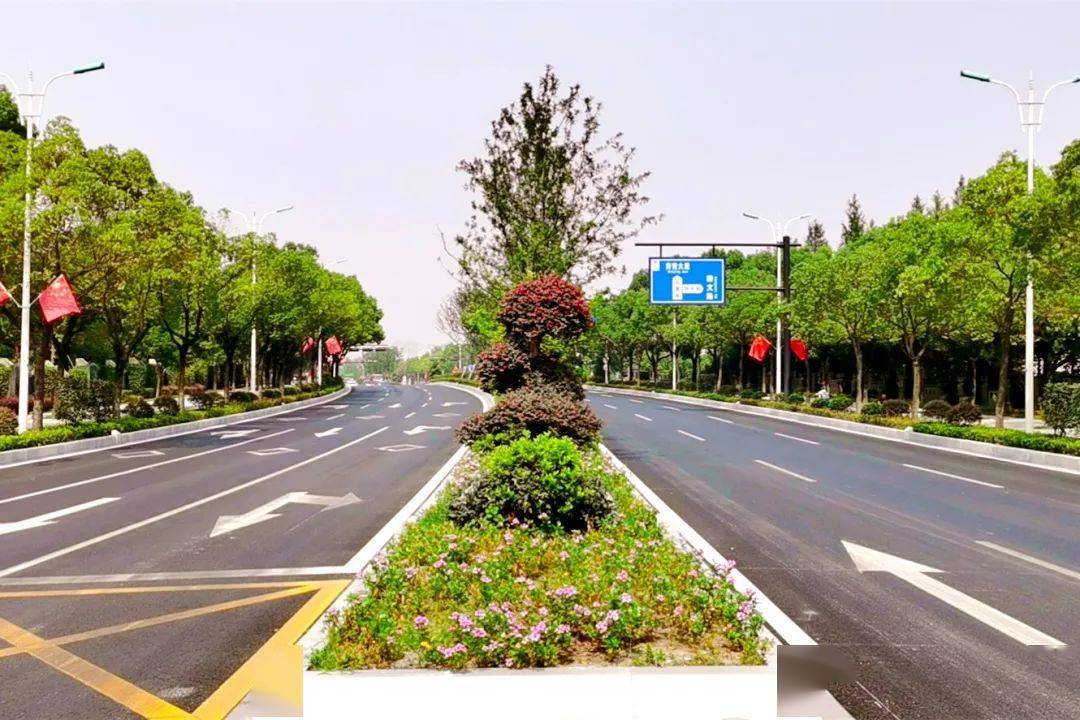 弘慧路学知路改造工程对上述两条道路的人行道,机非隔离带进行了提升