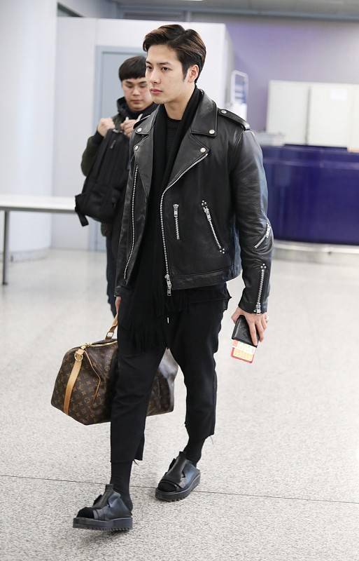 王嘉尔男性荷尔蒙爆棚,身穿皮衣展现超强气场,湿发造型是亮点_外套