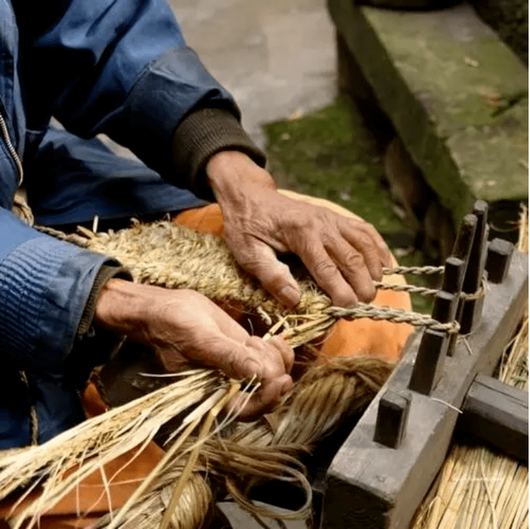 顿岗即将消失的手工艺打草鞋