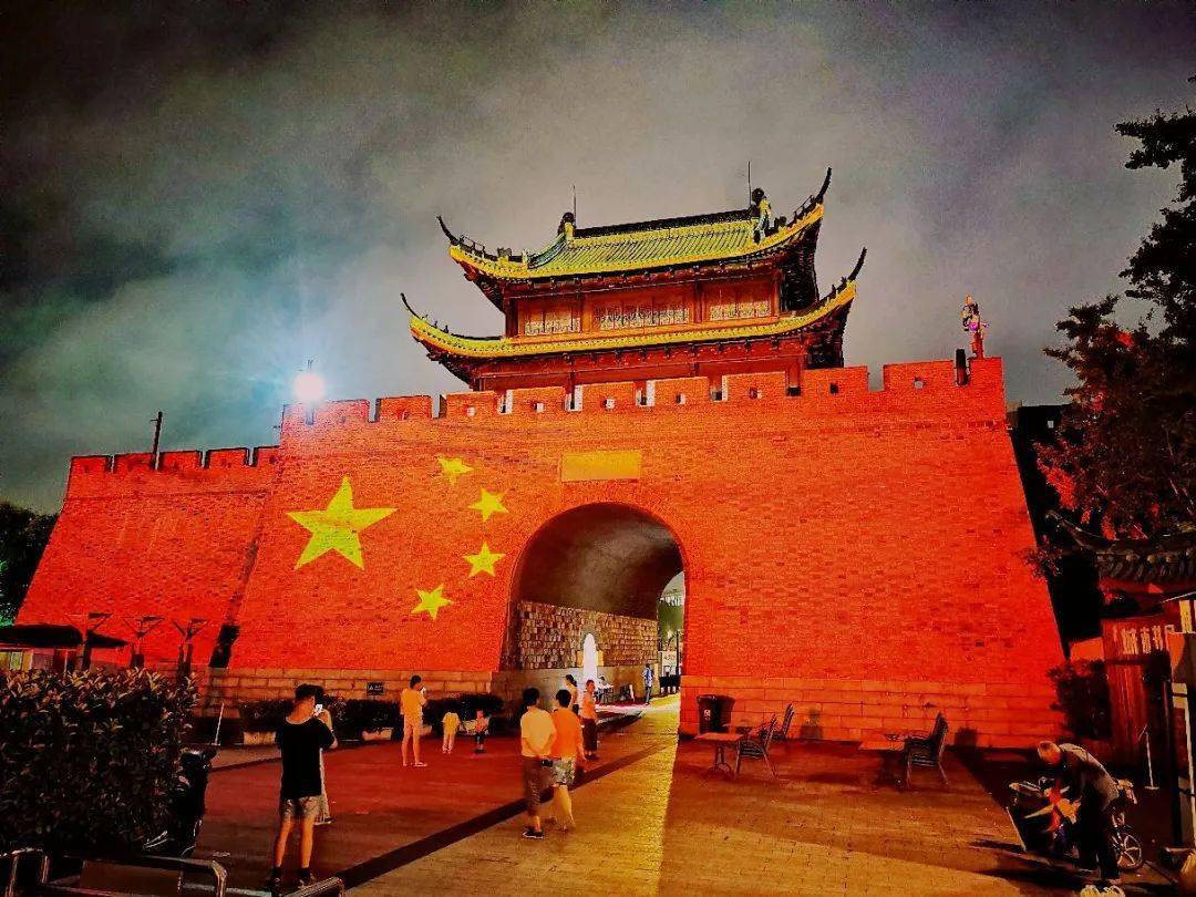 湖州,满城尽是中国红!_太湖