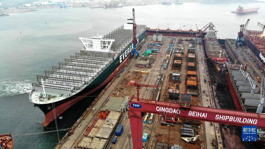 10月4日,"长赐"轮靠泊在中国船舶武船集团青岛北船重工修船分厂(无人