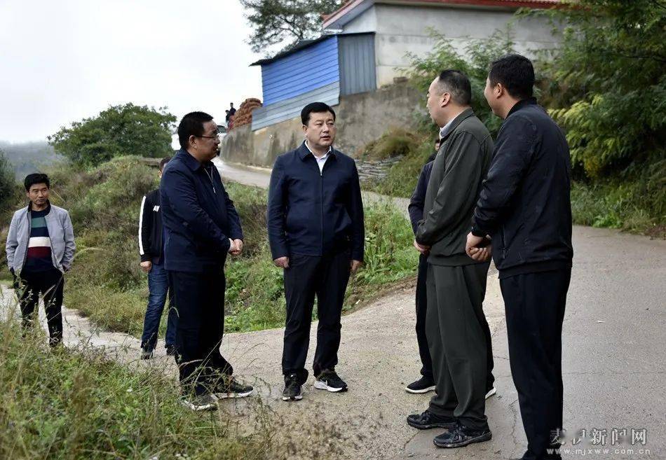 赵虎生带队检查马跑泉镇新胜村地质灾害应急避险和群众安置等情况