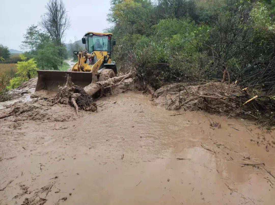 水毁抢修平凉公路发展中心众志成城鏖战水毁