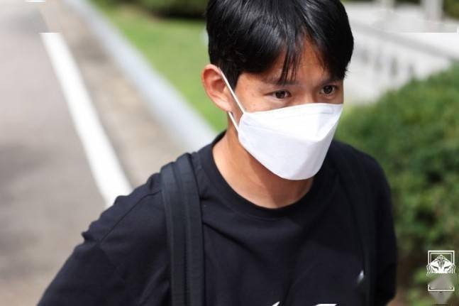 韩国脚洪喆遭女友吐槽他与十几个女人有染还违规参加派对