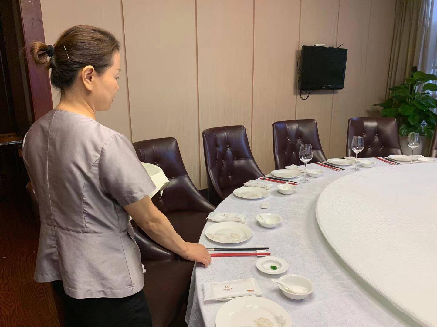 用餐|成都公筷公勺推行情况如何？消费者从吐槽“矫情”到习惯，火锅馆改进摆放方式