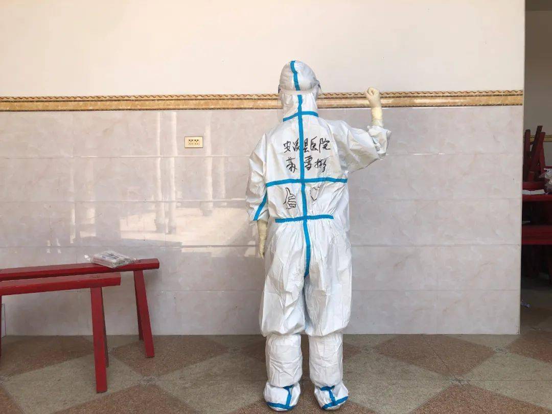 巧媛,用漫画定格抗疫瞬间……采集员——吴巧媛10苏远珍采集完核酸后