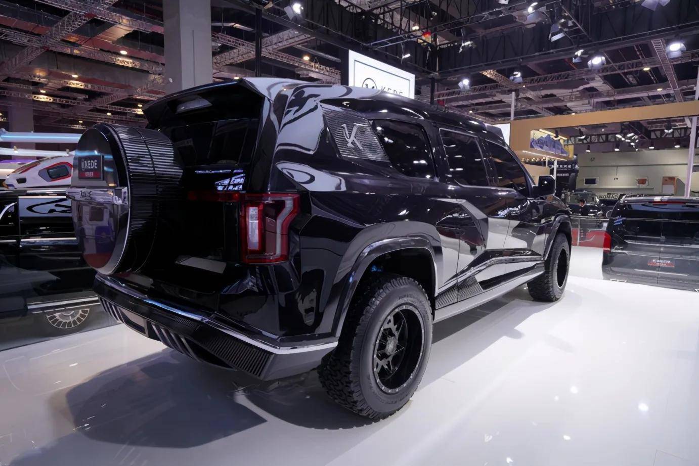 目前在国内市场全尺寸suv当中,很少有车型匹配背挂式备胎,因为全尺寸