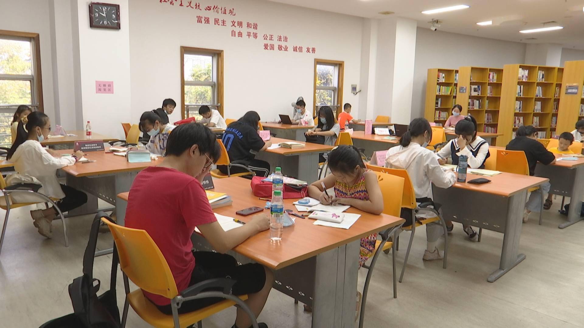 南昌县:浸润书香 图书馆里过国庆